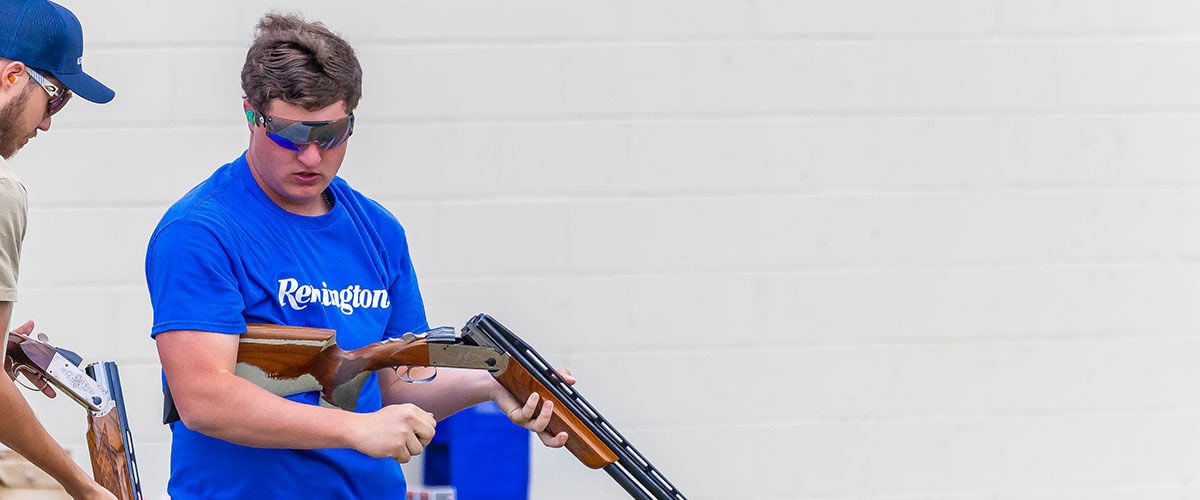 shooter reloading his shotgun